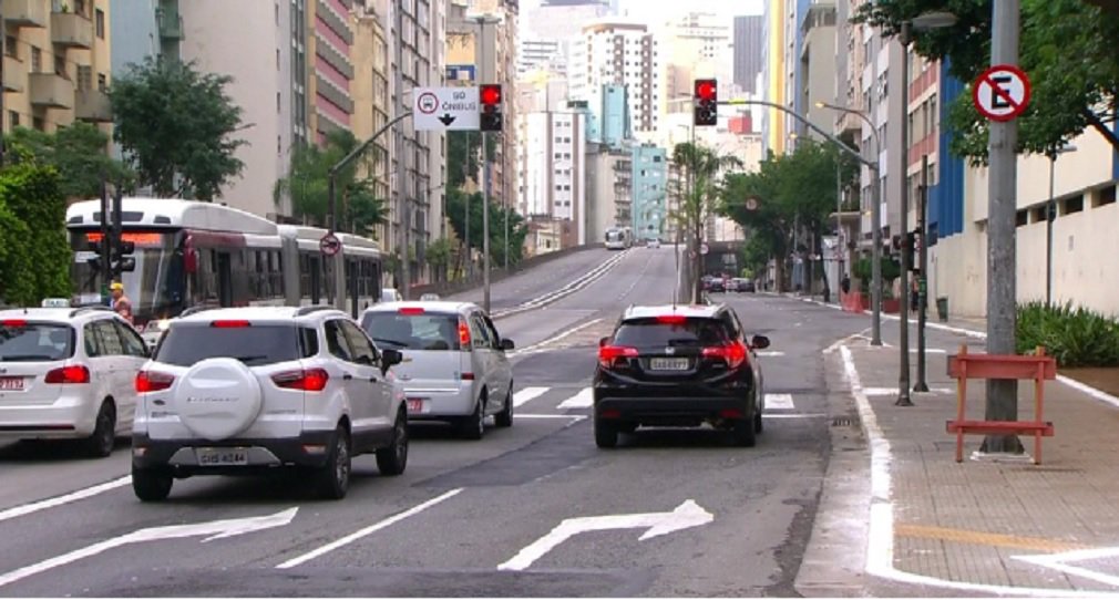 Viaduto da avenida Nove de Julho, que passa por cima da Praça 14 Bis, voltará a ser usado por carros a partir desta sexta-feira, numa decisão do novo prefeito João Doria; trajeto era exclusivo para ônibus por decisão do ex-prefeito Fernando Haddad (PT); Folha de S.Paulo afirma que tucano ganhará tempo em seu trajeto de casa à prefeitura porque o viaduto fica no caminho entre sua residência, no Jardim Europa, e a sede da prefeitura, localizada no Centro (Foto: José Barbacena) Viaduto da avenida Nove de Julho, que passa por cima da Praça 14 Bis, voltará a ser usado por carros a partir desta sexta-feira, numa decisão do novo prefeito João Doria; trajeto era exclusivo para ônibus por decisão do ex-prefeito Fernando Haddad (PT); Folha de S.Paulo afirma que tucano ganhará tempo em seu trajeto de casa à prefeitura porque o viaduto fica no caminho entre sua residência, no Jardim Europa, e a sede da prefeitura, localizada no Centro