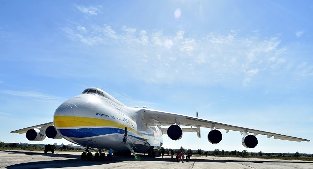 Um gigante foi a atração principal desta manhã em Viracorpos. Com 84 metros de comprimento e 88 de envergadura, o Antonov-225 Mriya, considerado o maior avião do mundo, pousou pela primeira vez em Campinas às 11h03; Dotado de seis turbinas e 175 toneladas (com carga e combustível, o peso pode ir a 250 toneladas), a aeronave vai transportar um gerador que será levado para Santiago, no Chile; é a segunda maior carga da história da aviação e será embarcada no Aeroporto de Guarulhos, de onde a aeronave decola novamente em direção ao destino (Foto: Aquiles Lins) Um gigante foi a atração principal desta manhã em Viracorpos. Com 84 metros de comprimento e 88 de envergadura, o Antonov-225 Mriya, considerado o maior avião do mundo, pousou pela primeira vez em Campinas às 11h03; Dotado de seis turbinas e 175 toneladas (com carga e combustível, o peso pode ir a 250 toneladas), a aeronave vai transportar um gerador que será levado para Santiago, no Chile; é a segunda maior carga da história da aviação e será embarcada no Aeroporto de Guarulhos, de onde a aeronave decola novamente em direção ao destino