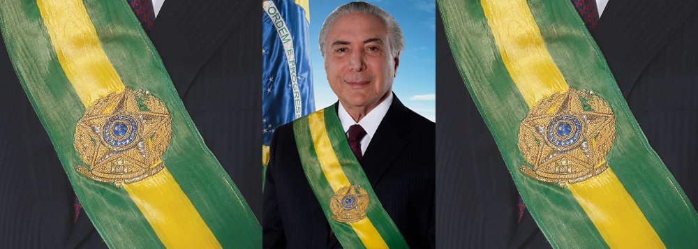 "Num ato falho incrível, porém, posou com a faixa presidencial do lado do avesso", diz texto do Jornalistas Livres; "Não passou ideia nenhuma de serenidade e confiança. Passou, sim, involuntariamente, aquilo que o governo Temer de fato é: o avesso da Democracia!" (Foto: Gisele Federicce) "Num ato falho incrível, porém, posou com a faixa presidencial do lado do avesso", diz texto do Jornalistas Livres; "Não passou ideia nenhuma de serenidade e confiança. Passou, sim, involuntariamente, aquilo que o governo Temer de fato é: o avesso da Democracia!"