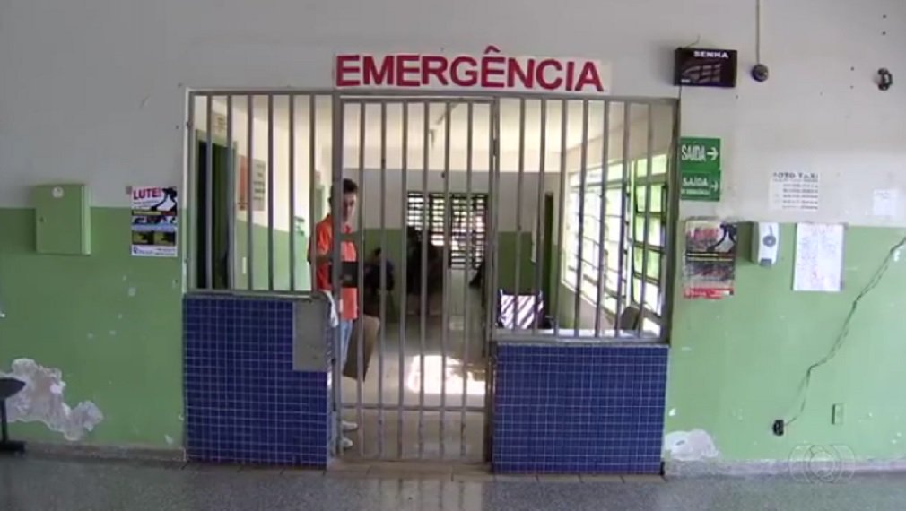 Sem o salário de dezembro, que não pago pelo ex-prefeito Paulo Garcia (PT), servidores da saúde municipal começaram uma espécie de greve silenciosa e o atendimento foi reduzido; unidades que deveriam funcionar 24 horas estão fechando as portas e centenas de pacientes ficam sem a prestação de serviços médicos; situação na saúde se agrava porque o novo prefeito Iris Rezende (PMDB) ainda não nomeou pessoal para cargos de direção; em comunicado, prefeitura prometeu pagar o salário de dezembro até o final da manhã desta segunda-feira (Foto: José Barbacena) Sem o salário de dezembro, que não pago pelo ex-prefeito Paulo Garcia (PT), servidores da saúde municipal começaram uma espécie de greve silenciosa e o atendimento foi reduzido; unidades que deveriam funcionar 24 horas estão fechando as portas e centenas de pacientes ficam sem a prestação de serviços médicos; situação na saúde se agrava porque o novo prefeito Iris Rezende (PMDB) ainda não nomeou pessoal para cargos de direção; em comunicado, prefeitura prometeu pagar o salário de dezembro até o final da manhã desta segunda-feira