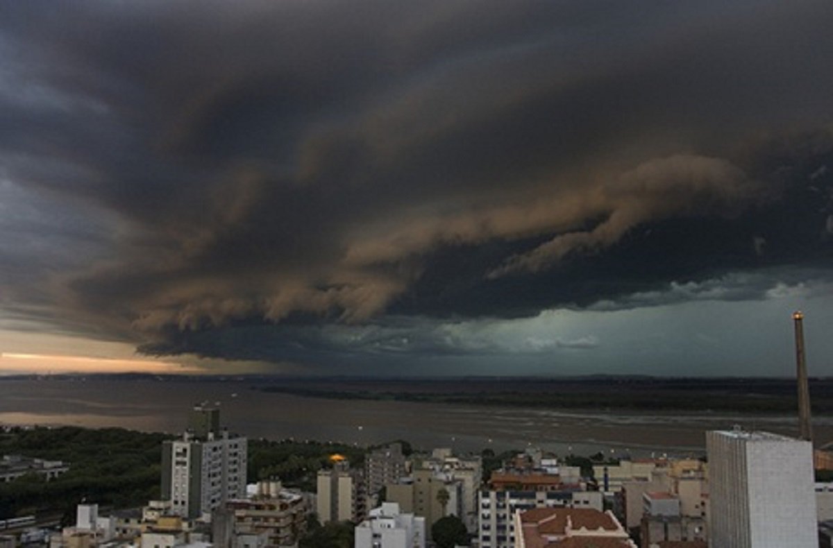 O Instituto Nacional de Meteorologia (INMET) publicou hoje (26) um aviso de alerta laranja, de chuvas intensas, a partir da tarde desta segunda-feira no Rio Grande do Sul. A área do alerta inclui dezenas de municípios do estado, entre eles a capital Porto Alegre. De acordo com o Instituto, além da variação dos ventos de 61 e 99 Km/h, há risco de chuvas intensas entre 30 e 60 mm/h ou entre 50 a 100 mm/dia e granizo. Também há risco de “quebra de vidros, estragos consideráveis, risco de queda de galhos de árvores, alagamentos, incidência de descargas elétricas e granizo” em diversas regiões do estado. O alerta vai até às 23h de terça-feira (27) (Foto: Fatima 247) O Instituto Nacional de Meteorologia (INMET) publicou hoje (26) um aviso de alerta laranja, de chuvas intensas, a partir da tarde desta segunda-feira no Rio Grande do Sul. A área do alerta inclui dezenas de municípios do estado, entre eles a capital Porto Alegre. De acordo com o Instituto, além da variação dos ventos de 61 e 99 Km/h, há risco de chuvas intensas entre 30 e 60 mm/h ou entre 50 a 100 mm/dia e granizo. Também há risco de “quebra de vidros, estragos consideráveis, risco de queda de galhos de árvores, alagamentos, incidência de descargas elétricas e granizo” em diversas regiões do estado. O alerta vai até às 23h de terça-feira (27)