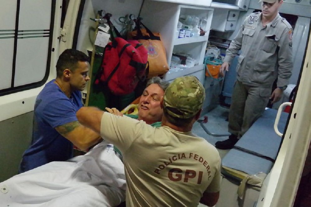 O ex-governador Anthony Garotinho protestou na noite desta quinta-feira ao ser transferido para o Complexo Penitenciário de Gericinó, onde deverá ficar na unidade de Bangu 8; a saída de Garotinho do Hospital Municipal Souza Aguiar foi muito tumultuada, pois a família queria impedir sua transferência, alegando que a unidade de saúde do presídio não tem condições para tratar o ex-governador, que estaria com problemas cardíacos; a Polícia Federal foi acionada para fazer a transferência de Garotinho, o que só ocorreu às 22h45; Garotinho se recusou a entrar na ambulância e foi conduzido à força; assista (Foto: Romulo Faro) O ex-governador Anthony Garotinho protestou na noite desta quinta-feira ao ser transferido para o Complexo Penitenciário de Gericinó, onde deverá ficar na unidade de Bangu 8; a saída de Garotinho do Hospital Municipal Souza Aguiar foi muito tumultuada, pois a família queria impedir sua transferência, alegando que a unidade de saúde do presídio não tem condições para tratar o ex-governador, que estaria com problemas cardíacos; a Polícia Federal foi acionada para fazer a transferência de Garotinho, o que só ocorreu às 22h45; Garotinho se recusou a entrar na ambulância e foi conduzido à força; assista