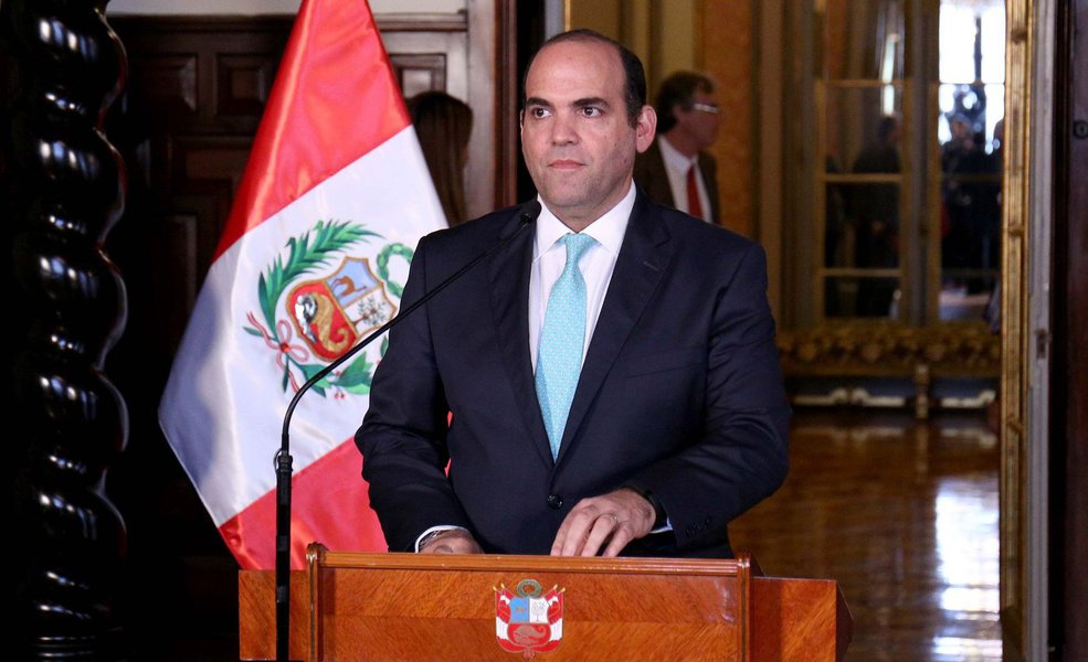 A Odebrecht não poderá participar de futuras licitações de obras públicas no Peru, anunciou o governo ontem (28), dias depois de a maior construtora da América Latina admitir o pagamento de subornos no país e em outras nações; a Odebrecht reconheceu na semana passada o pagamento de subornos de US$ 29 milhões de dólares no Peru entre 2005 e 2014, como parte de um acordo judicial nos Estados Unidos; o primeiro-ministro peruano, Fernando Zavala (foto), informou que o governo revisará a lei de contratações do Estado para incluir mecanismos que evitem que empresas que receberam sanções por corrupção possam participar de futuras licitações (Foto: Romulo Faro) A Odebrecht não poderá participar de futuras licitações de obras públicas no Peru, anunciou o governo ontem (28), dias depois de a maior construtora da América Latina admitir o pagamento de subornos no país e em outras nações; a Odebrecht reconheceu na semana passada o pagamento de subornos de US$ 29 milhões de dólares no Peru entre 2005 e 2014, como parte de um acordo judicial nos Estados Unidos; o primeiro-ministro peruano, Fernando Zavala (foto), informou que o governo revisará a lei de contratações do Estado para incluir mecanismos que evitem que empresas que receberam sanções por corrupção possam participar de futuras licitações
