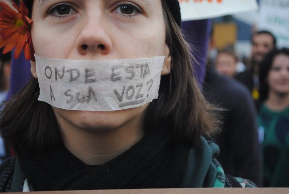 O regime ditatorial vem se instalando aos pouquinhos, começou pelo ataque mortal à democracia através do golpe e toma corpo a cada dia nos mais diferentes espaços onde a manifestação do pensamento é censurada e de jeitinho em jeitinho vão tentando silenciar as pessoas (Foto: Fátima Miranda) O regime ditatorial vem se instalando aos pouquinhos, começou pelo ataque mortal à democracia através do golpe e toma corpo a cada dia nos mais diferentes espaços onde a manifestação do pensamento é censurada e de jeitinho em jeitinho vão tentando silenciar as pessoas