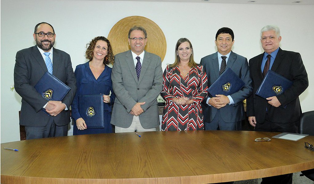 Governador Marcelo Miranda (PMDB) formalizou nessa quinta-feira, 24, as alterações no primeiro escalão de sua equipe do Palácio Araguaia; o então chefe de Gabinete do Governador, Elmar Batista Borges, foi nomeado secretário extraordinário de Integração Governamental; em seu lugar, tomou posse o jornalista Rogério Silva, que deixou a Secretaria de Estado da Comunicação Social; como titular da Secom assumiu a subsecretária, Kênia Borges, designada para responder interinamente pela pasta; já Cesarino Augusto César Pereira Sobrinho, que estava respondendo interinamente pela Secretaria Geral de Governo e Articulação Política assumiu o órgão (Foto: Aquiles Lins) Governador Marcelo Miranda (PMDB) formalizou nessa quinta-feira, 24, as alterações no primeiro escalão de sua equipe do Palácio Araguaia; o então chefe de Gabinete do Governador, Elmar Batista Borges, foi nomeado secretário extraordinário de Integração Governamental; em seu lugar, tomou posse o jornalista Rogério Silva, que deixou a Secretaria de Estado da Comunicação Social; como titular da Secom assumiu a subsecretária, Kênia Borges, designada para responder interinamente pela pasta; já Cesarino Augusto César Pereira Sobrinho, que estava respondendo interinamente pela Secretaria Geral de Governo e Articulação Política assumiu o órgão