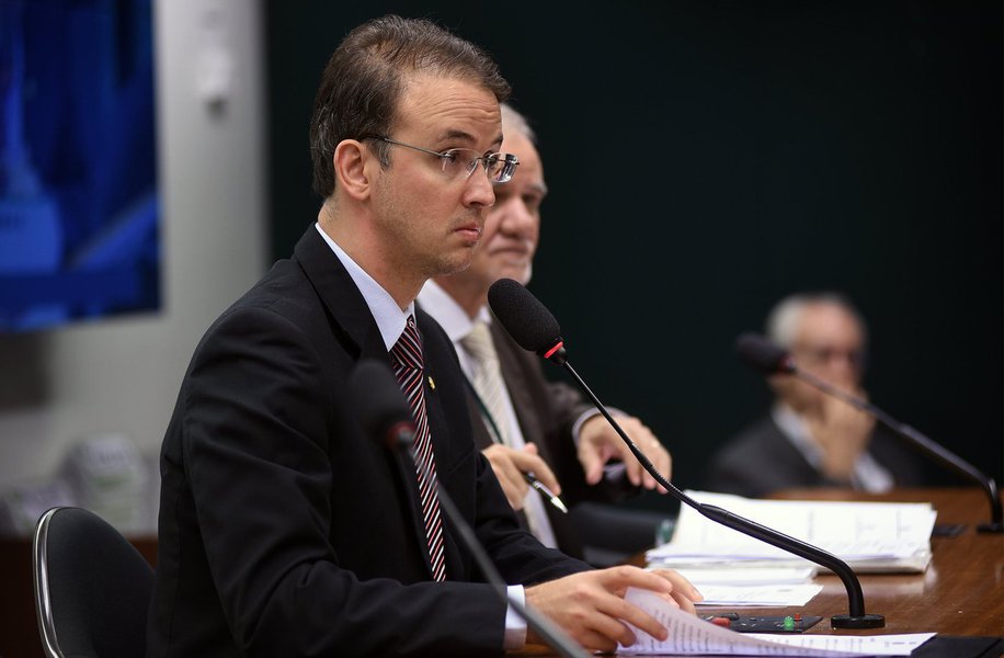 Depois de ter impedido a convocação, na semana passada, dos ex-ministros Geddel Vieira Lima e Marcelo Calero, para esclarecerem a denúncia de que Geddel praticou tráfico de influência e advogou em causa própria para liberar uma obra embargada em Salvador, onde tem um imóvel, parlamentares governistas conseguiram barrar novamente nesta quarta-feira 30 as convocações de Eliseu Padilha, também acusado de pressionar Calero, e da ministra Grace Mendonça, da AGU, outro nome citado por Calero no escândalo (Foto: Gisele Federicce) Depois de ter impedido a convocação, na semana passada, dos ex-ministros Geddel Vieira Lima e Marcelo Calero, para esclarecerem a denúncia de que Geddel praticou tráfico de influência e advogou em causa própria para liberar uma obra embargada em Salvador, onde tem um imóvel, parlamentares governistas conseguiram barrar novamente nesta quarta-feira 30 as convocações de Eliseu Padilha, também acusado de pressionar Calero, e da ministra Grace Mendonça, da AGU, outro nome citado por Calero no escândalo