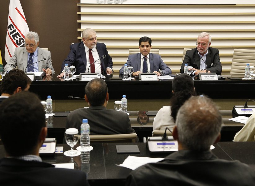O prefeito ACM Neto participou nesta quinta-feira do road show 'Corredores de Transporte Coletivo Integrado de Salvador', na Federação das Indústrias de São Paulo, onde apresentou a empresários os aspectos técnicos do BRT; o democrata falou sobre os projetos que desenvolveu no setor de mobilidade desde 2013, quando assumiu a prefeitura de Salvador; ele mais uma vez tentou passar ideia de que foi ele quem botou o metrô de Salvador para atender à população, embora o sistema seja operado e esteja sendo levado até Lauro de Freitas (Linha 2) pelo governo do Estado; "O projeto de linha de metrô sofria um impasse há 12 anos por problemas de concepção, estava paralisado e foi retomado graças à união entre prefeitura, Estado e governo federal", disse o democrata (Foto: Romulo Faro) O prefeito ACM Neto participou nesta quinta-feira do road show 'Corredores de Transporte Coletivo Integrado de Salvador', na Federação das Indústrias de São Paulo, onde apresentou a empresários os aspectos técnicos do BRT; o democrata falou sobre os projetos que desenvolveu no setor de mobilidade desde 2013, quando assumiu a prefeitura de Salvador; ele mais uma vez tentou passar ideia de que foi ele quem botou o metrô de Salvador para atender à população, embora o sistema seja operado e esteja sendo levado até Lauro de Freitas (Linha 2) pelo governo do Estado; "O projeto de linha de metrô sofria um impasse há 12 anos por problemas de concepção, estava paralisado e foi retomado graças à união entre prefeitura, Estado e governo federal", disse o democrata