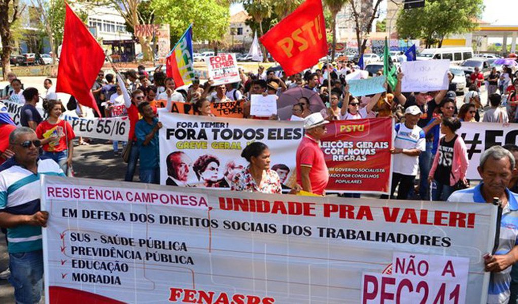 Os protestos contra o governo Michel Temer (PMDB) estão crescendo de proporção nas principais cidades do país; em Teresina, dezenas deles participaram de uma manifestação na Avenida Frei Serafim, uma das mais importantes da capital; protesto ocorreu contra a PEC 55, em defesa dos direitos sociais e o já tradicionalíssimo ‘Fora Temer’ (Foto: Voney Malta) Os protestos contra o governo Michel Temer (PMDB) estão crescendo de proporção nas principais cidades do país; em Teresina, dezenas deles participaram de uma manifestação na Avenida Frei Serafim, uma das mais importantes da capital; protesto ocorreu contra a PEC 55, em defesa dos direitos sociais e o já tradicionalíssimo ‘Fora Temer’