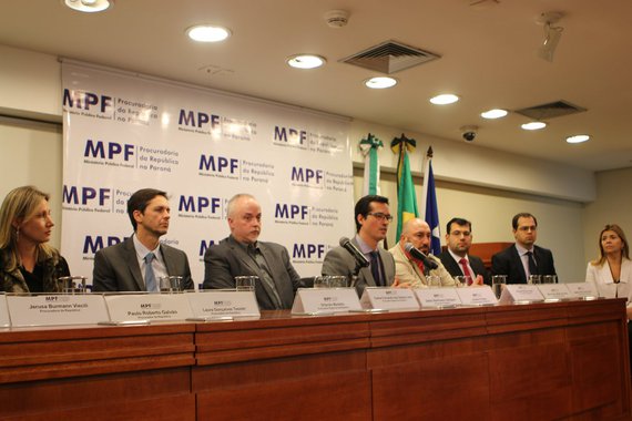 Neste festival de insensatez, os procuradores tratam ainda o cumprimento de sua obrigação constitucional como algo facultativo. Se isto ou aquilo acontecer, deixaremos de cumprir o nosso papel. Cabe uma indagação: estamos diante de um caso de prevaricação ou mesmo de chantagem pura e simples? (Foto: Ricardo Bruno) Neste festival de insensatez, os procuradores tratam ainda o cumprimento de sua obrigação constitucional como algo facultativo. Se isto ou aquilo acontecer, deixaremos de cumprir o nosso papel. Cabe uma indagação: estamos diante de um caso de prevaricação ou mesmo de chantagem pura e simples?