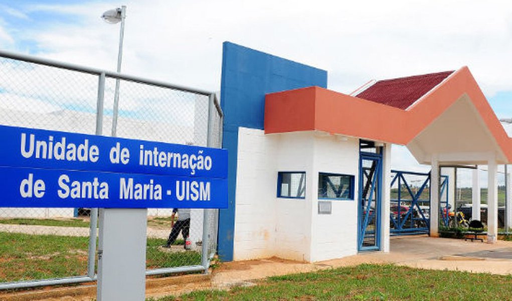 Um interno de 17 anos foi morto na unidade de internação de Santa Maria, no Distrito Federal; a Secretaria da Criança e do Adolescente informou que ele foi encontrado “em situação de enforcamento”, recebeu os primeiros socorros da equipe e foi encaminhado ao hospital, com ajuda de aparelhos (Foto: Leonardo Lucena) Um interno de 17 anos foi morto na unidade de internação de Santa Maria, no Distrito Federal; a Secretaria da Criança e do Adolescente informou que ele foi encontrado “em situação de enforcamento”, recebeu os primeiros socorros da equipe e foi encaminhado ao hospital, com ajuda de aparelhos
