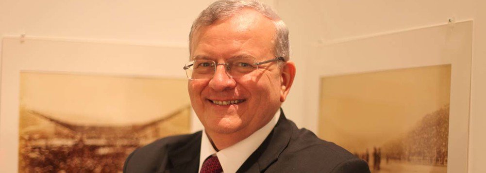 O delegado Evaristo Pontes, da Delegacia de Homicídios da Baixada Fluminense, responsável pelas investigações da morte do embaixador grego no Brasil, Kyriankos Amiridis, informou que a polícia técnica vai recolher material genético da filha do diplomata, de 10 anos, para fazer o reconhecimento oficial do corpo, encontrado carbonizado dentro do carro da vítima, em Nova Iguaçu, na Baixada Fluminense; delegado também confirmou que policiais gregos estão no Rio de Janeiro para acompanhar as investigações da morte do embaixador grego (Foto: Leonardo Lucena) O delegado Evaristo Pontes, da Delegacia de Homicídios da Baixada Fluminense, responsável pelas investigações da morte do embaixador grego no Brasil, Kyriankos Amiridis, informou que a polícia técnica vai recolher material genético da filha do diplomata, de 10 anos, para fazer o reconhecimento oficial do corpo, encontrado carbonizado dentro do carro da vítima, em Nova Iguaçu, na Baixada Fluminense; delegado também confirmou que policiais gregos estão no Rio de Janeiro para acompanhar as investigações da morte do embaixador grego