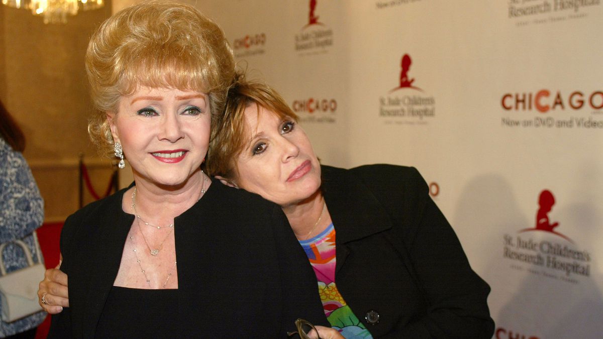 As estrelas de Hollywood Debbie Reynolds e Carrie Fisher, mãe e filha que morreram com apenas um dia de diferença nesta semana em Los Angeles, serão enterradas lado a lado e terão um funeral conjunto, informou a família; Todd Fischer, filho de Debbie e irmão mais novo de Carrie, disse na sexta-feira que uma imagem que ele viu de beija-flores no cemitério Forest Lawn Memorial Park, em Hollywood Hills, foi definitiva para escolher o lugar ideal para o enterro das duas atrizes (Foto: Romulo Faro) As estrelas de Hollywood Debbie Reynolds e Carrie Fisher, mãe e filha que morreram com apenas um dia de diferença nesta semana em Los Angeles, serão enterradas lado a lado e terão um funeral conjunto, informou a família; Todd Fischer, filho de Debbie e irmão mais novo de Carrie, disse na sexta-feira que uma imagem que ele viu de beija-flores no cemitério Forest Lawn Memorial Park, em Hollywood Hills, foi definitiva para escolher o lugar ideal para o enterro das duas atrizes