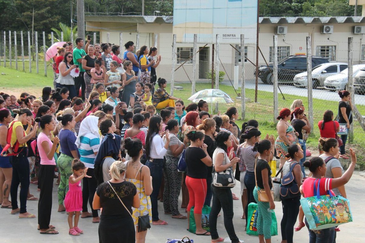 Parentes aguardam notícias sobre mortos em rebelião no Complexo Anísio Jobim (AM (Foto: Paulo Emílio) Parentes aguardam notícias sobre mortos em rebelião no Complexo Anísio Jobim (AM