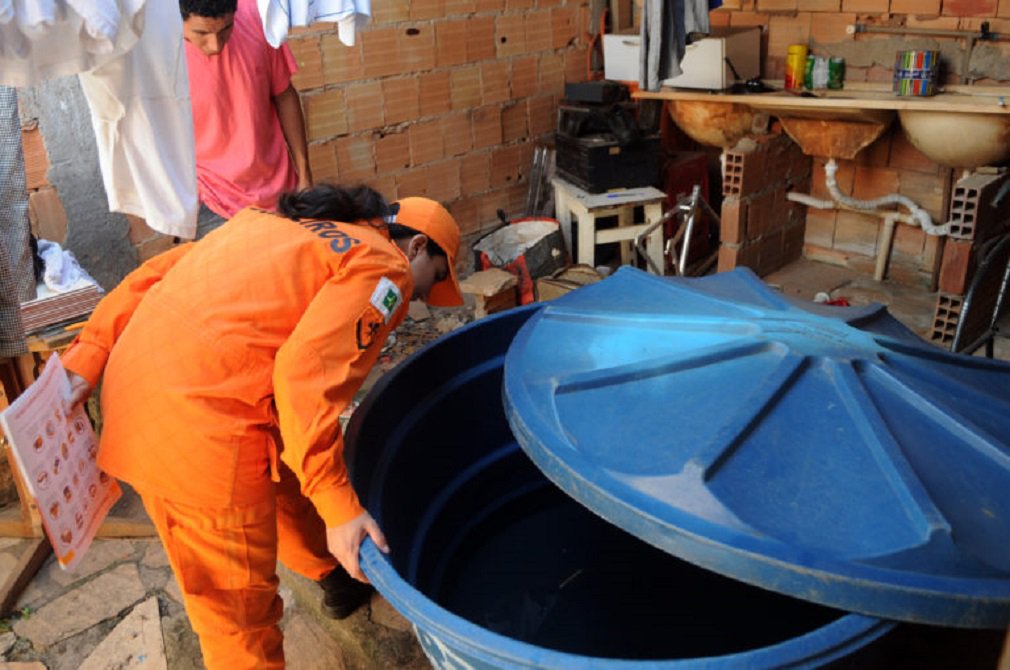 Regiões administrativas que apresentam histórico significativo de casos de dengue receberão, nesta semana, ações de combate a criadouros do mosquito Aedes aegypti — também vetor do zika vírus e da febre chikungunya; Brazlândia, Ceilândia, Taguatinga, Planaltina e Samambaia estão entre as áreas consideradas prioritárias; nesta semana, de 7 a 11 de novembro, a pasta informou que 650 servidores atuarão em campo; grupo é formado por agentes de saúde e de endemias e funcionários do Serviço de Limpeza Urbana do DF (SLU) (Foto: José Barbacena) Regiões administrativas que apresentam histórico significativo de casos de dengue receberão, nesta semana, ações de combate a criadouros do mosquito Aedes aegypti — também vetor do zika vírus e da febre chikungunya; Brazlândia, Ceilândia, Taguatinga, Planaltina e Samambaia estão entre as áreas consideradas prioritárias; nesta semana, de 7 a 11 de novembro, a pasta informou que 650 servidores atuarão em campo; grupo é formado por agentes de saúde e de endemias e funcionários do Serviço de Limpeza Urbana do DF (SLU)