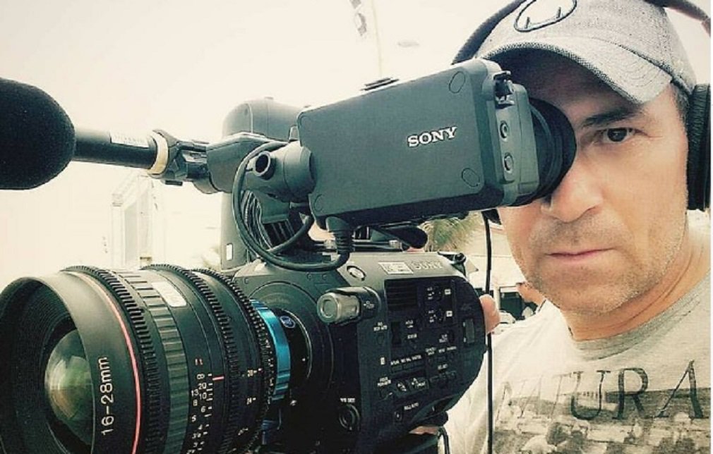 Ari Júnior, da TV Globo, usou seu perfil no Facebook para realizar um check in no aeroporto de Guarulhos. "Vamos com Deus", disse ao indicar como destino a cidade de Medellín; Ari começou a carreira na TV Serra Dourada, trabalhou na TV Anhanguera e depois foi para Globo; era muito respeitado no meio jornalístico esportivo. Muitos o consideravam o melhor cinegrafista do Brasil, principalmente, em esportes radicais (Foto: José Barbacena) Ari Júnior, da TV Globo, usou seu perfil no Facebook para realizar um check in no aeroporto de Guarulhos. "Vamos com Deus", disse ao indicar como destino a cidade de Medellín; Ari começou a carreira na TV Serra Dourada, trabalhou na TV Anhanguera e depois foi para Globo; era muito respeitado no meio jornalístico esportivo. Muitos o consideravam o melhor cinegrafista do Brasil, principalmente, em esportes radicais