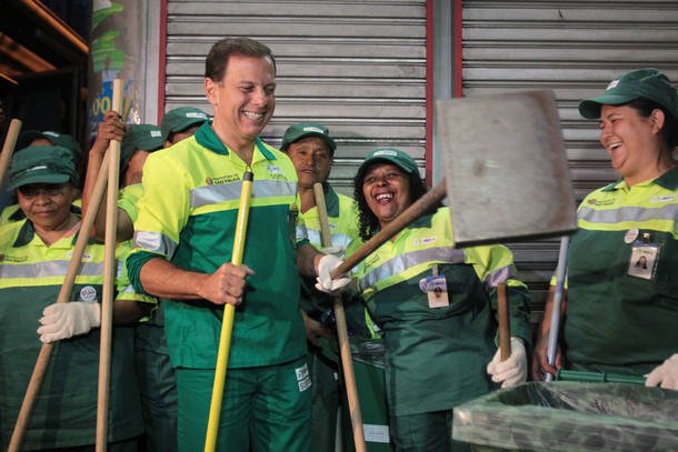 A cena de João Doria vestido de gari e empunhando vassouras, além de constrangedora, não é nada nova. Muito pelo contrário, remete ao populismo imbecilizado que teve em Jânio Quadros seu principal expoente. Se você achou a cena de hoje bizarra, prepare-se. Vai vir coisa muito pior pela frente (Foto: Renato Rovai) A cena de João Doria vestido de gari e empunhando vassouras, além de constrangedora, não é nada nova. Muito pelo contrário, remete ao populismo imbecilizado que teve em Jânio Quadros seu principal expoente. Se você achou a cena de hoje bizarra, prepare-se. Vai vir coisa muito pior pela frente
