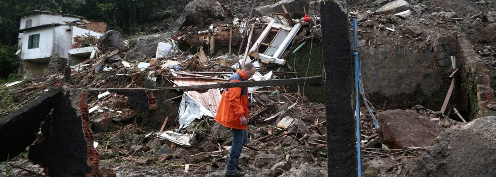 Um deslizamento provocado pelas chuvas matou duas pessoas em Petrópolis, região serrana do Rio; os corpos de um homem e de uma mulher, que estavam em suas casas atingidas por terra e rocha, foram resgatados por equipes do Corpo de Bombeiros, no bairro de Quitandinha; como há risco de novos deslizamentos, a rua permanece interditada e toda a área foi isolada; os moradores da região foram orientados a sair de casa e seguir para locais seguros (Foto: Voney Malta) Um deslizamento provocado pelas chuvas matou duas pessoas em Petrópolis, região serrana do Rio; os corpos de um homem e de uma mulher, que estavam em suas casas atingidas por terra e rocha, foram resgatados por equipes do Corpo de Bombeiros, no bairro de Quitandinha; como há risco de novos deslizamentos, a rua permanece interditada e toda a área foi isolada; os moradores da região foram orientados a sair de casa e seguir para locais seguros