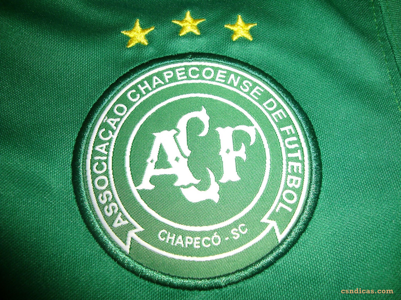 "Que Deus esteja com nossos atletas, dirigentes, jornalistas e demais convidados que estão junto com a delegação", diz o texto de uma nota distribuída pelo clube; o avião transportava 72 passageiros e 9 funcionários de bordo; 75 pessoas morreram (Foto: Leonardo Attuch) "Que Deus esteja com nossos atletas, dirigentes, jornalistas e demais convidados que estão junto com a delegação", diz o texto de uma nota distribuída pelo clube; o avião transportava 72 passageiros e 9 funcionários de bordo; 75 pessoas morreram