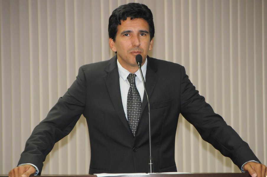 O vereador professor Júnior Geo exaltou o papel da Polícia Federal nas investigações que apuram fraudes em licitações para a construção do Bus Rapid Transit (BRT); “Após o depoimento do prefeito, espera-se que as investigações sejam ainda mais detalhadas e que os culpados sejam rapidamente punidos”, enfatizou Geo; o parlamentar também citou em seu discurso a recomendação do MPE à Prefeitura de Palmas que suspenda o contrato de prestação de serviços de monitoramento e fiscalização de trânsito, por indícios de ilegalidades no processo licitatório do contrato (Foto: Leonardo Lucena) O vereador professor Júnior Geo exaltou o papel da Polícia Federal nas investigações que apuram fraudes em licitações para a construção do Bus Rapid Transit (BRT); “Após o depoimento do prefeito, espera-se que as investigações sejam ainda mais detalhadas e que os culpados sejam rapidamente punidos”, enfatizou Geo; o parlamentar também citou em seu discurso a recomendação do MPE à Prefeitura de Palmas que suspenda o contrato de prestação de serviços de monitoramento e fiscalização de trânsito, por indícios de ilegalidades no processo licitatório do contrato