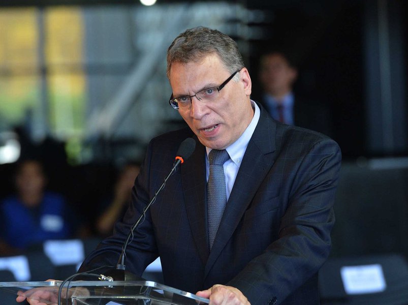 Ex-ministro da Justiça Eugênio Aragão afirmou ao chefe da força-tarefa da Lava Jato, Deltan Dallagnol, que ele e os demais procuradores da República que atuam no caso ajudaram a jogar a economia brasileira no buraco, mas que não se preocupam com isso porque "seus empregos não correm risco"; em carta aberta a Dallagnol, Aragão (que também é procurador da República) criticou a postura messiânica dele nas redes sociais; recentemente, o membro da força-tarefa da "lava jato" chamou a atenção daqueles que "vestem a camisa do complexo de vira-lata" e disse era "possível um Brasil diferente" (Foto: Romulo Faro) Ex-ministro da Justiça Eugênio Aragão afirmou ao chefe da força-tarefa da Lava Jato, Deltan Dallagnol, que ele e os demais procuradores da República que atuam no caso ajudaram a jogar a economia brasileira no buraco, mas que não se preocupam com isso porque "seus empregos não correm risco"; em carta aberta a Dallagnol, Aragão (que também é procurador da República) criticou a postura messiânica dele nas redes sociais; recentemente, o membro da força-tarefa da "lava jato" chamou a atenção daqueles que "vestem a camisa do complexo de vira-lata" e disse era "possível um Brasil diferente"