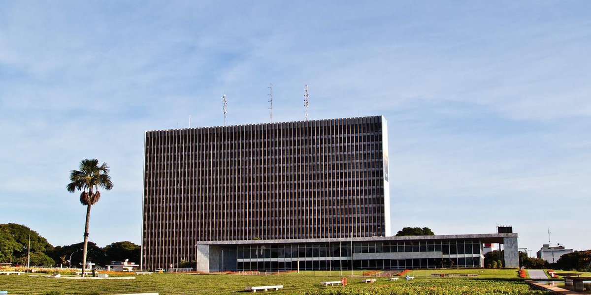 O governo do Distrito Federal criou 375 cargos comissionados para pessoas sem concurso em 2016; com o acréscimo, são 5.075 empregados sem vínculo trabalhando no executivo, que, em 2015, contava com 4,7 mil comissionados sem concurso; o governo afirmou que o aumento do número de comissionados não teve impacto no orçamento; na prática, o que o governo fez foi contratar mais gente pagando menos; “Segundo a Lei de Responsabilidade Fiscal, o governo não pode aumentar as despesas com pessoal. O que se fez foi desmembrar cargos maiores e criar cargos menores que foram remanejados para os órgãos”, diz a Secretaria de Planejamento (Foto: Leonardo Lucena) O governo do Distrito Federal criou 375 cargos comissionados para pessoas sem concurso em 2016; com o acréscimo, são 5.075 empregados sem vínculo trabalhando no executivo, que, em 2015, contava com 4,7 mil comissionados sem concurso; o governo afirmou que o aumento do número de comissionados não teve impacto no orçamento; na prática, o que o governo fez foi contratar mais gente pagando menos; “Segundo a Lei de Responsabilidade Fiscal, o governo não pode aumentar as despesas com pessoal. O que se fez foi desmembrar cargos maiores e criar cargos menores que foram remanejados para os órgãos”, diz a Secretaria de Planejamento