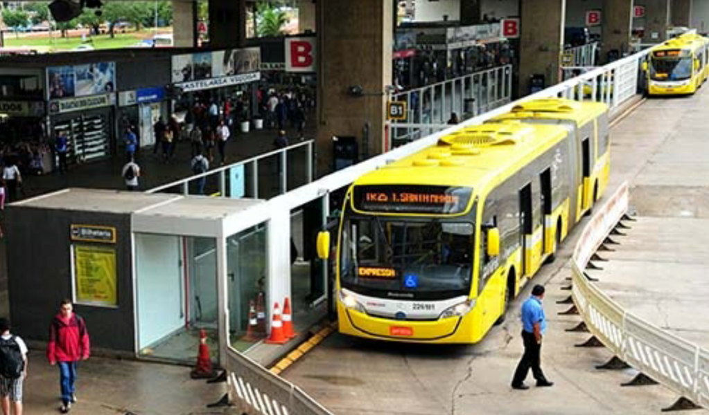 A mais nova desculpa criada por Rollemberg é para tentar justificar o segundo aumento nas passagens de ônibus e metrô! Somando-se o aumento de setembro de 2015 ao decretado no último dia 30/12, no apagar das luzes de 2016, contando com a distração da população, tem-se um rombo de até 66% no orçamento dos trabalhadores (Foto: Wasny de Roure) A mais nova desculpa criada por Rollemberg é para tentar justificar o segundo aumento nas passagens de ônibus e metrô! Somando-se o aumento de setembro de 2015 ao decretado no último dia 30/12, no apagar das luzes de 2016, contando com a distração da população, tem-se um rombo de até 66% no orçamento dos trabalhadores