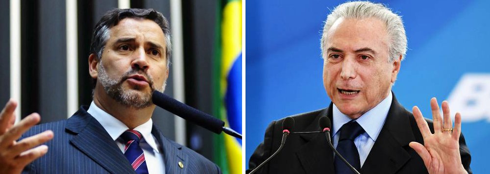 Para o deputado, depois que Planalto, Câmara e Senado anunciaram um compromisso de evitar a aprovação de qualquer medida de anistiar quem praticou o caixa 2 no passado, o governo fica ameaçado, já que esta seria uma moeda de troca prometida aos parlamentares que apoiaram o impeachment de Dilma Rousseff; "Esses parlamentares, deputados e senadores votaram pelo afastamento porque receberam uma promessa do Temer. A não aprovação de uma anistia desestabiliza a relação com a base, por não entregar aquilo que lhes foi prometido", afirma; "O governo Temer está com os dias contados, está vendo sua base se corroer, base que percebe que o governo não entrega o que prometeu", diz (Foto: Gisele Federicce) Para o deputado, depois que Planalto, Câmara e Senado anunciaram um compromisso de evitar a aprovação de qualquer medida de anistiar quem praticou o caixa 2 no passado, o governo fica ameaçado, já que esta seria uma moeda de troca prometida aos parlamentares que apoiaram o impeachment de Dilma Rousseff; "Esses parlamentares, deputados e senadores votaram pelo afastamento porque receberam uma promessa do Temer. A não aprovação de uma anistia desestabiliza a relação com a base, por não entregar aquilo que lhes foi prometido", afirma; "O governo Temer está com os dias contados, está vendo sua base se corroer, base que percebe que o governo não entrega o que prometeu", diz