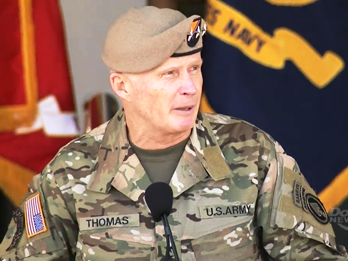 Forças Especiais dos EUA foram implantadas perto da fronteira com a Rússia como parte de uma presença "persistente" de tropas americanas nos Países Bálticos; o general Raymond Thomas (foto), chefe do Comando de Operações Especiais do Pentágono, disse que os estados Bálticos estavam "desesperados" por receber ajuda dos EUA para dissuadir uma potencial agressão russa; "Eles estão morrendo de medo da Rússia", disse Thomas em entrevista ao New York Times (Foto: Romulo Faro) Forças Especiais dos EUA foram implantadas perto da fronteira com a Rússia como parte de uma presença "persistente" de tropas americanas nos Países Bálticos; o general Raymond Thomas (foto), chefe do Comando de Operações Especiais do Pentágono, disse que os estados Bálticos estavam "desesperados" por receber ajuda dos EUA para dissuadir uma potencial agressão russa; "Eles estão morrendo de medo da Rússia", disse Thomas em entrevista ao New York Times