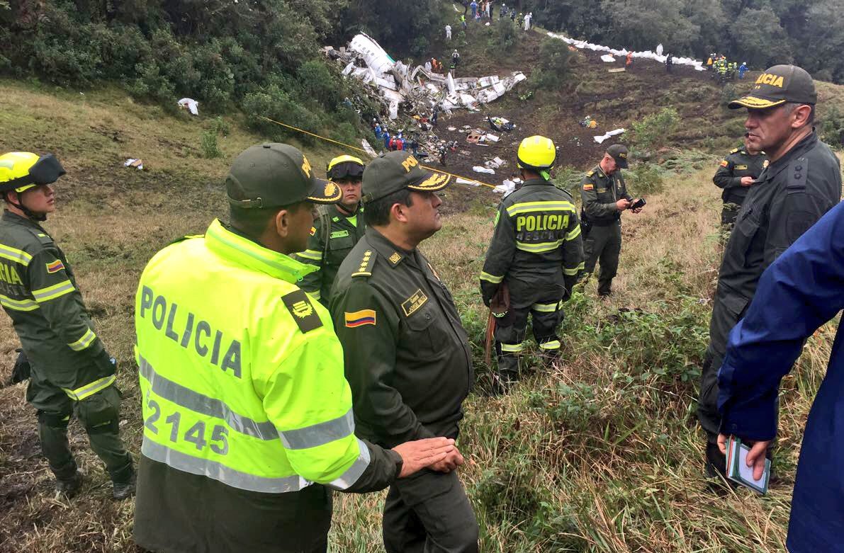 O avião fretado que levava o time da Chapecoense para o maior jogo da história da equipe caiu na Colômbia devido a uma pane elétrica, matando ao menos 75 pessoas, informaram autoridades nesta terça-feira, no pior acidente da história do futebol brasileiro (Foto: Gisele Federicce) O avião fretado que levava o time da Chapecoense para o maior jogo da história da equipe caiu na Colômbia devido a uma pane elétrica, matando ao menos 75 pessoas, informaram autoridades nesta terça-feira, no pior acidente da história do futebol brasileiro