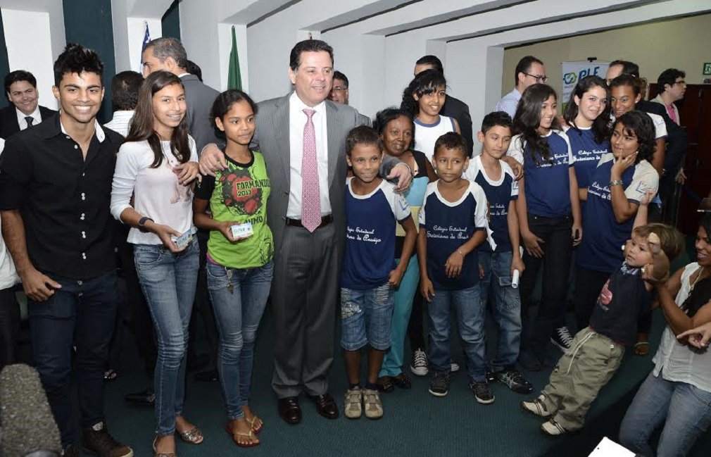 Considerado um dos grandes avanços da área social promovidos pelo Governo Estadual, o PLE está no quarto ano de vigor garantindo a isenção de duas passagens gratuitas por dia e até 48 por mês; ele é destinado a todo estudante da Região Metropolitana da Capital que estiver regularmente matriculado, seja na rede pública ou na rede particular; nos quatro anos de funcionamento do programa, já foram beneficiados cerca de 60 mil estudantes da capital e de 18 municípios da região metropolitana de Goiânia (Foto: José Barbacena) Considerado um dos grandes avanços da área social promovidos pelo Governo Estadual, o PLE está no quarto ano de vigor garantindo a isenção de duas passagens gratuitas por dia e até 48 por mês; ele é destinado a todo estudante da Região Metropolitana da Capital que estiver regularmente matriculado, seja na rede pública ou na rede particular; nos quatro anos de funcionamento do programa, já foram beneficiados cerca de 60 mil estudantes da capital e de 18 municípios da região metropolitana de Goiânia