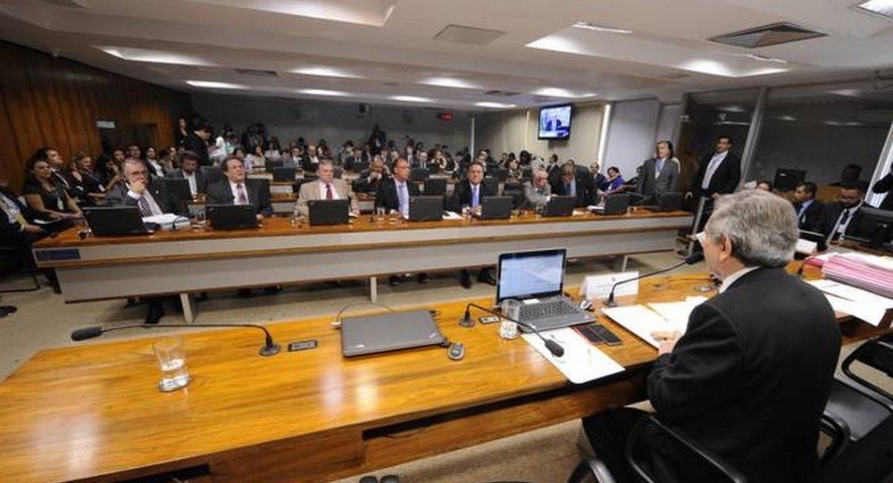 A Comissão de Assuntos Econômicos do Senado pretende discutir em audiência pública em 2017 o novo plano de reestruturação e cortes do Banco do Brasil (BB); muitos senadores acreditam que as mudanças vão prejudicar os clientes e pequenas e médias empresas; conforme já anunciado pelo presidente do BB, Rogério Caffarelli, o plano inclui o fechamento de superintendências regionais, diretorias e 402 agências físicas, e investimentos no atendimento online; com a reestruturação, cerca de 18 mil funcionários poderão se aposentar (Foto: Romulo Faro) A Comissão de Assuntos Econômicos do Senado pretende discutir em audiência pública em 2017 o novo plano de reestruturação e cortes do Banco do Brasil (BB); muitos senadores acreditam que as mudanças vão prejudicar os clientes e pequenas e médias empresas; conforme já anunciado pelo presidente do BB, Rogério Caffarelli, o plano inclui o fechamento de superintendências regionais, diretorias e 402 agências físicas, e investimentos no atendimento online; com a reestruturação, cerca de 18 mil funcionários poderão se aposentar