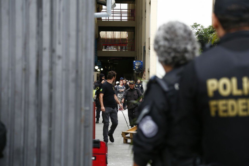 Os manifestantes que ocupavam a Universidade tecnológica Federal do Paraná (UTFPR) foram obrigados a deixar o prédio na madrugada desta sexta-feira (25), quando a Polícia Federal cumpriu mandado judicial de reintegração de posse do prédio; segundo a PF, 55 estudantes estavam no local – seis menores de idade, que foram encaminhados aos conselhos tutelares da cidade; a universidade foi ocupada no dia 18 último; com apoio da PM, os agentes federais chegaram ao prédio por volta de 4h e disponibilizaram ônibus para retirada dos alunos (Foto: Romulo Faro) Os manifestantes que ocupavam a Universidade tecnológica Federal do Paraná (UTFPR) foram obrigados a deixar o prédio na madrugada desta sexta-feira (25), quando a Polícia Federal cumpriu mandado judicial de reintegração de posse do prédio; segundo a PF, 55 estudantes estavam no local – seis menores de idade, que foram encaminhados aos conselhos tutelares da cidade; a universidade foi ocupada no dia 18 último; com apoio da PM, os agentes federais chegaram ao prédio por volta de 4h e disponibilizaram ônibus para retirada dos alunos