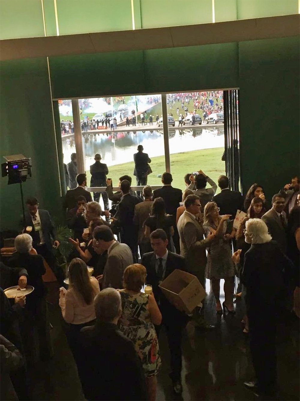 Enquanto a polícia combatia uma manifestantes contra a PEC 55, do teto dos gastos, em frente ao Congresso Nacional na noite desta terça-feira 29, os parlamentares participavam de um coquetel do lado de dentro, ignorando a violência e a repressão; a foto do retrato do Brasil viralizou nas redes sociais (Foto: Gisele Federicce) Enquanto a polícia combatia uma manifestantes contra a PEC 55, do teto dos gastos, em frente ao Congresso Nacional na noite desta terça-feira 29, os parlamentares participavam de um coquetel do lado de dentro, ignorando a violência e a repressão; a foto do retrato do Brasil viralizou nas redes sociais