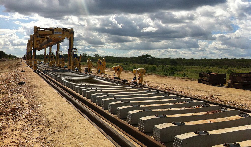 A Justiça Federal, acolhendo pedido do MPF-PI, determinou a suspensão da licença de instalação e das obras da Ferrovia Transnordestina, no trecho localizado entre as cidades de Trindade (PE) e Eliseu Martins (PI), por violação aos direitos da Comunidade Quilombola de Contente, localizada no município de Paulistana (PI); as obras da Transnordestina começaram em 2006; no ano seguinte foi incluída no PAC com um orçamento estimado em R$ 4,5 bilhões; em 2014, a concessionária Transnordestina Logística (TLSA) estimou o valor final em R$ 11,2 bilhões (Foto: Leonardo Lucena) A Justiça Federal, acolhendo pedido do MPF-PI, determinou a suspensão da licença de instalação e das obras da Ferrovia Transnordestina, no trecho localizado entre as cidades de Trindade (PE) e Eliseu Martins (PI), por violação aos direitos da Comunidade Quilombola de Contente, localizada no município de Paulistana (PI); as obras da Transnordestina começaram em 2006; no ano seguinte foi incluída no PAC com um orçamento estimado em R$ 4,5 bilhões; em 2014, a concessionária Transnordestina Logística (TLSA) estimou o valor final em R$ 11,2 bilhões