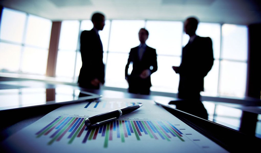 Abrir uma empresa é uma decisão de grande responsabilidade, sendo necessários diversos processos, que necessitam de atenção, principalmente, nos detalhes mais técnicos; alguns pontos de destaque são elaboração do contrato social, a escolha do tipo de tributação da empresa, a escolha do imóvel, obtenção de alvará; veja oito dicas que o diretor executivo da Confirp Contabilidade, Richard Domingos, selecionou para ser levado em conta antes de abrir uma empresa (Foto: Leonardo Lucena) Abrir uma empresa é uma decisão de grande responsabilidade, sendo necessários diversos processos, que necessitam de atenção, principalmente, nos detalhes mais técnicos; alguns pontos de destaque são elaboração do contrato social, a escolha do tipo de tributação da empresa, a escolha do imóvel, obtenção de alvará; veja oito dicas que o diretor executivo da Confirp Contabilidade, Richard Domingos, selecionou para ser levado em conta antes de abrir uma empresa