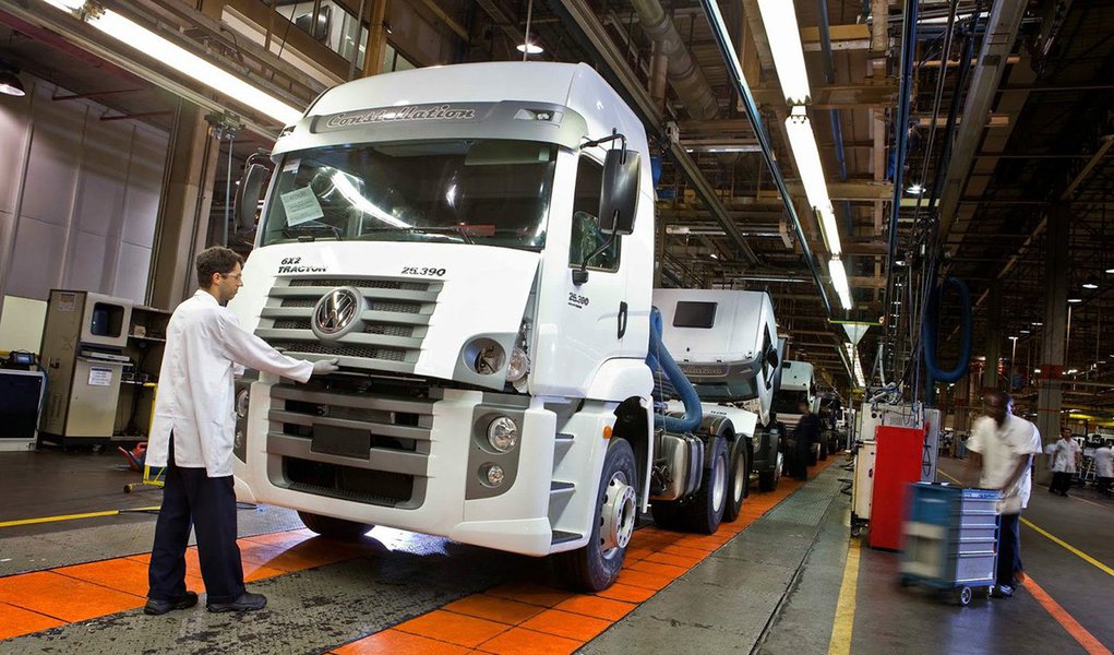 Unidade de caminhões e ônibus do grupo Volkswagen vai investir 420 milhões de euros em novos produtos e modernização de produção no Brasil nos próximos cinco anos; "Estou confiante de que a economia brasileira está atingindo o fundo e vai se recuperar nos próximos anos", disse o presidente da divisão Volkswagen Truck & Bus, Andreas Renschler (Foto: Paulo Emílio) Unidade de caminhões e ônibus do grupo Volkswagen vai investir 420 milhões de euros em novos produtos e modernização de produção no Brasil nos próximos cinco anos; "Estou confiante de que a economia brasileira está atingindo o fundo e vai se recuperar nos próximos anos", disse o presidente da divisão Volkswagen Truck & Bus, Andreas Renschler