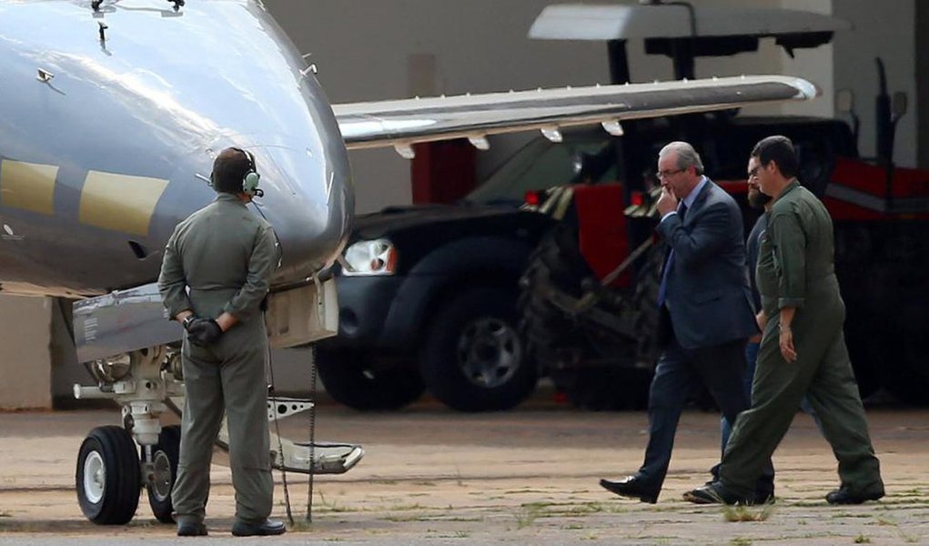 A Operação Lava Jato tenta descobrir se o ex-deputado federal Eduardo Cunha (PMDB-RJ) usava um e-mail falso para se comunicar com o banco Julius Bär, da Suíça; de acordo com o MPF, uma conta de e-mail registrada em nome de Carlos Trívoli, pode ter sido usada para que o peemedebista fizesse contato com funcionários do banco; o juiz federal Sérgio Moro determinou à operadora Vivo a quebra de sigilo de um IP, o número de endereço eletrônico único, que corresponde a cada acesso que se faz à internet (Foto: Leonardo Lucena) A Operação Lava Jato tenta descobrir se o ex-deputado federal Eduardo Cunha (PMDB-RJ) usava um e-mail falso para se comunicar com o banco Julius Bär, da Suíça; de acordo com o MPF, uma conta de e-mail registrada em nome de Carlos Trívoli, pode ter sido usada para que o peemedebista fizesse contato com funcionários do banco; o juiz federal Sérgio Moro determinou à operadora Vivo a quebra de sigilo de um IP, o número de endereço eletrônico único, que corresponde a cada acesso que se faz à internet