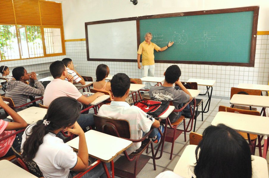 O governo de Alagoas sancionou a lei que dispõe sobre o rateio das sobras de recursos do Fundo de Manutenção e Desenvolvimento da Educação Básica e de Valorização dos Profissionais da Educação (Fundeb) com os servidores em efetivo exercício; para efeitos de distribuição, o rateio será feito ao servidor na proporção da sua jornada de trabalho e tempo de serviço (Foto: Voney Malta) O governo de Alagoas sancionou a lei que dispõe sobre o rateio das sobras de recursos do Fundo de Manutenção e Desenvolvimento da Educação Básica e de Valorização dos Profissionais da Educação (Fundeb) com os servidores em efetivo exercício; para efeitos de distribuição, o rateio será feito ao servidor na proporção da sua jornada de trabalho e tempo de serviço