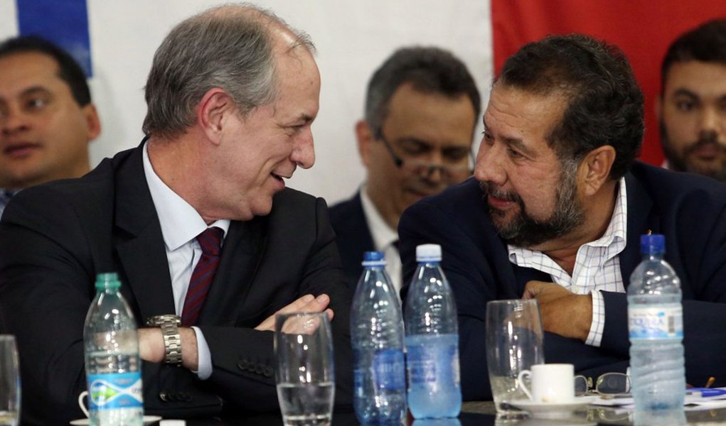 O presidente do PDT, Carlos Lupi, afirmou que o partido mantém conversas com empresários com vistas à formação de uma chapa presidencial encabeçada pelo ex-ministro e ex-governador do Ceará, Ciro Gomes; "Temos que buscar em São Paulo ou em Minas um vice com origem no setor produtiva, alguém que produz", disse; Lupi afirmou que se inspira na dupla que o ex-presidente Luiz Inácio Lula da Silva formou com o político mineiro e empresário do setor têxtil José Alencar (1931-2011), chapa eleita e reeleita em 2002 e 2006; o presidente do PDT não quis citar nomes, porém (Foto: Giuliana Miranda) O presidente do PDT, Carlos Lupi, afirmou que o partido mantém conversas com empresários com vistas à formação de uma chapa presidencial encabeçada pelo ex-ministro e ex-governador do Ceará, Ciro Gomes; "Temos que buscar em São Paulo ou em Minas um vice com origem no setor produtiva, alguém que produz", disse; Lupi afirmou que se inspira na dupla que o ex-presidente Luiz Inácio Lula da Silva formou com o político mineiro e empresário do setor têxtil José Alencar (1931-2011), chapa eleita e reeleita em 2002 e 2006; o presidente do PDT não quis citar nomes, porém