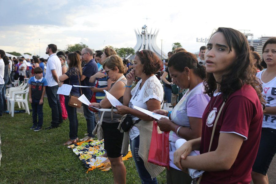 De outubro de 2014 a dezembro deste ano, eram 60% os que se declaravam católicos; neste ano, são 50% dos brasileiros maiores de 16 anos, de acordo com pesquisa; enquanto isso, percentual dos que dizem não ter uma religião mais que dobrou, de 6% para 14% (Foto: Gisele Federicce) De outubro de 2014 a dezembro deste ano, eram 60% os que se declaravam católicos; neste ano, são 50% dos brasileiros maiores de 16 anos, de acordo com pesquisa; enquanto isso, percentual dos que dizem não ter uma religião mais que dobrou, de 6% para 14%