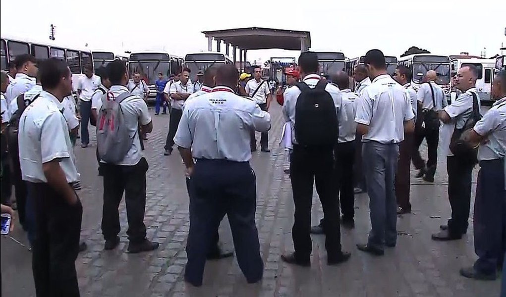 Como anunciado desde a semana passada, os rodoviários também aderiram aos protestos contra a Proposta de Emenda Constitucional (PEC) e suspenderam a circulação dos ônibus em Maceió; segundo o Sindicato dos Trabalhadores em Transportes Rodoviários (Sinttro) de Alagoas, cerca de 600 ônibus permaneceram nas garagens, afetando mais de 60 mil usuários (Foto: Voney Malta) Como anunciado desde a semana passada, os rodoviários também aderiram aos protestos contra a Proposta de Emenda Constitucional (PEC) e suspenderam a circulação dos ônibus em Maceió; segundo o Sindicato dos Trabalhadores em Transportes Rodoviários (Sinttro) de Alagoas, cerca de 600 ônibus permaneceram nas garagens, afetando mais de 60 mil usuários