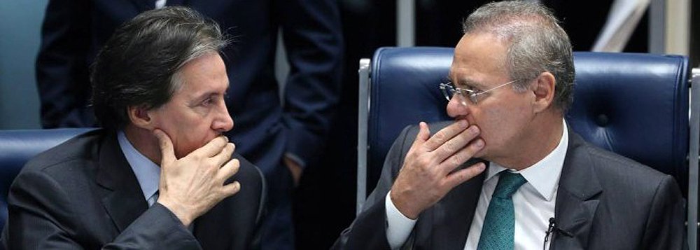 A cúpula do PMDB iniciou uma batalha interna pela reacomodação de espaços na bancada e no próprio Senado; o líder do PMDB no Senado, Eunício Oliveira (CE), reforçou a movimentação na bancada do partido para consolidar sua candidatura à sucessão de Renan Calheiros e já negocia postos na Mesa do Senado com outros partidos, como o PT e o PSDB; nos bastidores, Eunício e Renan têm divergido sobre a nova configuração da Casa: sem o poder de antes, Renan quer ser o novo líder ou presidente da Comissão de Constituição e Justiça do Senado (CCJ), enquanto Eunício prefere fazer Raimundo Lira (PMDB-PB) o novo líder da bancada (Foto: Valter Lima) A cúpula do PMDB iniciou uma batalha interna pela reacomodação de espaços na bancada e no próprio Senado; o líder do PMDB no Senado, Eunício Oliveira (CE), reforçou a movimentação na bancada do partido para consolidar sua candidatura à sucessão de Renan Calheiros e já negocia postos na Mesa do Senado com outros partidos, como o PT e o PSDB; nos bastidores, Eunício e Renan têm divergido sobre a nova configuração da Casa: sem o poder de antes, Renan quer ser o novo líder ou presidente da Comissão de Constituição e Justiça do Senado (CCJ), enquanto Eunício prefere fazer Raimundo Lira (PMDB-PB) o novo líder da bancada