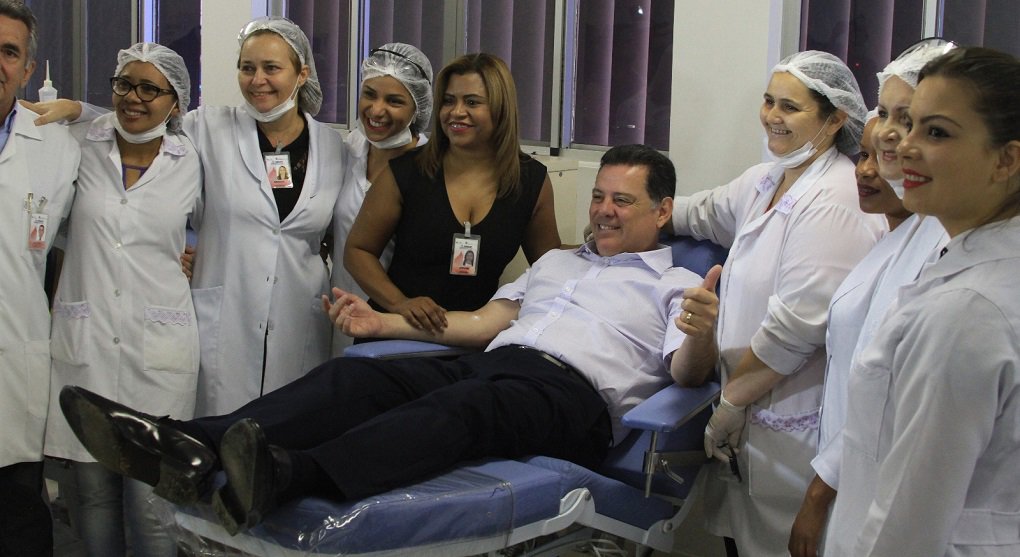 Para incentivar a doação de sangue no Estado, o governador Marconi Perillo visitou na manhã desta sexta-feira o Hemocentro de Goiás e, após uma triagem médica, doou 410 mililitros de sangue para o estoque da unidade; Marconi lembrou que o gesto de solidariedade também marca o Dia Nacional do Doador Voluntário de Sangue, celebrado hoje, dia 25, em todo País: "Doar sangue é doar vida. Espero que este ato sirva de exemplo. É um dos maiores atos de ajuda ao próximo" (Foto: José Barbacena) Para incentivar a doação de sangue no Estado, o governador Marconi Perillo visitou na manhã desta sexta-feira o Hemocentro de Goiás e, após uma triagem médica, doou 410 mililitros de sangue para o estoque da unidade; Marconi lembrou que o gesto de solidariedade também marca o Dia Nacional do Doador Voluntário de Sangue, celebrado hoje, dia 25, em todo País: "Doar sangue é doar vida. Espero que este ato sirva de exemplo. É um dos maiores atos de ajuda ao próximo"