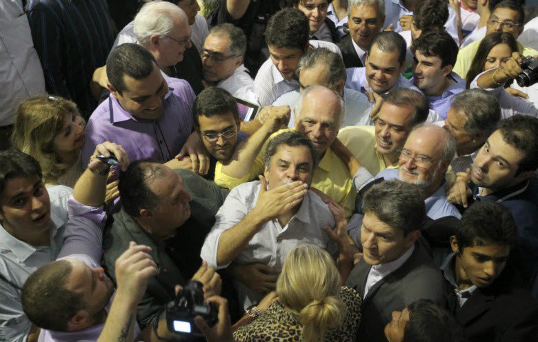 Mais de um ano após a sentença a Justiça de Minas Gerais determinou o bloqueio dos bens do tucano. O PSDB não emitiu nota como costumeiramente faz quando um petista é alvo de qualquer decisão judicial por corrupção. O foco agora é animar o mercado com a redução da taxa de juros em 0.75, que os tucanos propagam que só foi possível sem o PT no poder (Foto: Luciana Oliveira) Mais de um ano após a sentença a Justiça de Minas Gerais determinou o bloqueio dos bens do tucano. O PSDB não emitiu nota como costumeiramente faz quando um petista é alvo de qualquer decisão judicial por corrupção. O foco agora é animar o mercado com a redução da taxa de juros em 0.75, que os tucanos propagam que só foi possível sem o PT no poder