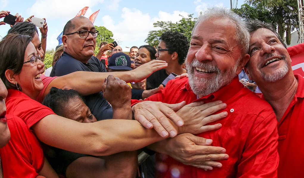 Com o slogan "Por um Brasil justo pra todos e pra Lula", o movimento será lançada na Casa de Portugal, na capital paulista, nesta quinta-feira 10, com a presença do ex-presidente; objetivo é iniciar um amplo movimento por todo País, e também no exterior, com eventos e manifestações contra as perseguições ao ex-presidente Lula e em defesa da democracia (Foto: Aquiles Lins) Com o slogan "Por um Brasil justo pra todos e pra Lula", o movimento será lançada na Casa de Portugal, na capital paulista, nesta quinta-feira 10, com a presença do ex-presidente; objetivo é iniciar um amplo movimento por todo País, e também no exterior, com eventos e manifestações contra as perseguições ao ex-presidente Lula e em defesa da democracia