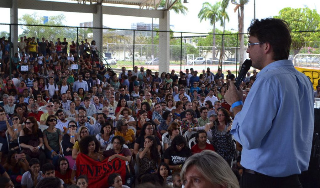 O primeiro dia útil da greve dos professores da Universidade Federal de Pernambuco (UFPE) deverá deixar cerca de 40 mil estudantes dos três campi da instituição sem aulas; paralisação tem como foco a rejeição da Proposta de Emenda Constitucional (PEC) 55 (antiga PEC 241), que congela os gastos públicos pelos próximos 20 anos, e contra a Medida Provisória (MP) 746, que institui a reforma do Ensino Médio; professores da Universidade de Pernambuco (UPE), Univasf e Universidade Federal Rural de Pernambuco (UFRPE) também estão em greve (Foto: Paulo Emílio) O primeiro dia útil da greve dos professores da Universidade Federal de Pernambuco (UFPE) deverá deixar cerca de 40 mil estudantes dos três campi da instituição sem aulas; paralisação tem como foco a rejeição da Proposta de Emenda Constitucional (PEC) 55 (antiga PEC 241), que congela os gastos públicos pelos próximos 20 anos, e contra a Medida Provisória (MP) 746, que institui a reforma do Ensino Médio; professores da Universidade de Pernambuco (UPE), Univasf e Universidade Federal Rural de Pernambuco (UFRPE) também estão em greve