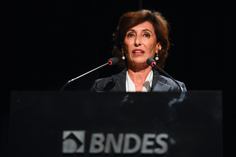 Presidente do Banco Nacional de Desenvolvimento Econômico e Social (BNDES), Maria Silvia Bastos, afirmou nesta terça-feira 8 que não descarta que o banco devolva ao governo mais do que os R$ 100 bilhões de títulos públicos previstos para os próximos três anos; "Não é algo que deve ser descartado, mas deve vir num conjunto de medidas que tornem o banco blindado em relação ao futuro", disse a executiva; segundo ela, para que o valor seja maior que os R$ 40 bilhões este ano e R$ 30 bilhões nos próximos dois anos, teriam que ser criadas condições para garantir ao BNDES recursos para seus compromissos, além de uma autorização do TCU (Foto: Aquiles Lins) Presidente do Banco Nacional de Desenvolvimento Econômico e Social (BNDES), Maria Silvia Bastos, afirmou nesta terça-feira 8 que não descarta que o banco devolva ao governo mais do que os R$ 100 bilhões de títulos públicos previstos para os próximos três anos; "Não é algo que deve ser descartado, mas deve vir num conjunto de medidas que tornem o banco blindado em relação ao futuro", disse a executiva; segundo ela, para que o valor seja maior que os R$ 40 bilhões este ano e R$ 30 bilhões nos próximos dois anos, teriam que ser criadas condições para garantir ao BNDES recursos para seus compromissos, além de uma autorização do TCU