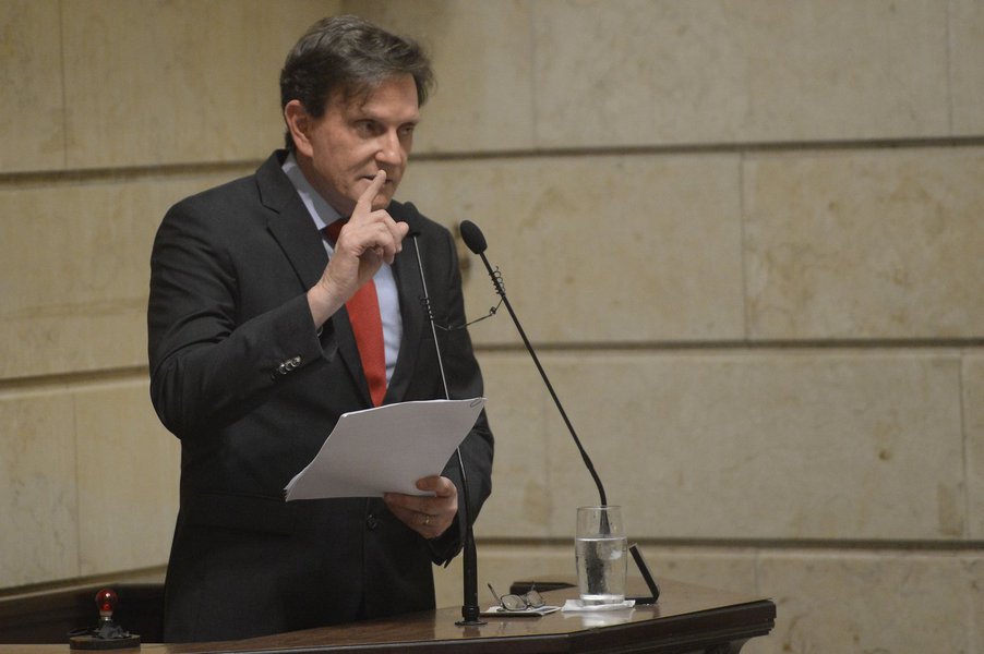 Em seu discurso de posse na manhã deste domingo na Câmara Municipal do Rio de Janeiro, o prefeito Marcelo Crivella voltou a defender a necessidade de cortar gastos, enumerou propostas em áreas prioritárias e agradeceu a Deus, familiares e apoiadores, destacando a votação entre os eleitores evangélicos; "É com imenso senso de responsabilidade e prudência, mas também com fé e sem medo, que assumo a prefeitura da cidade do Rio de Janeiro. Venho cumprir o mandato com a determinação de cuidar das pessoas. É para essa nobre missão que peço humildemente a benção de Deus", disse Crivella (Foto: Romulo Faro) Em seu discurso de posse na manhã deste domingo na Câmara Municipal do Rio de Janeiro, o prefeito Marcelo Crivella voltou a defender a necessidade de cortar gastos, enumerou propostas em áreas prioritárias e agradeceu a Deus, familiares e apoiadores, destacando a votação entre os eleitores evangélicos; "É com imenso senso de responsabilidade e prudência, mas também com fé e sem medo, que assumo a prefeitura da cidade do Rio de Janeiro. Venho cumprir o mandato com a determinação de cuidar das pessoas. É para essa nobre missão que peço humildemente a benção de Deus", disse Crivella