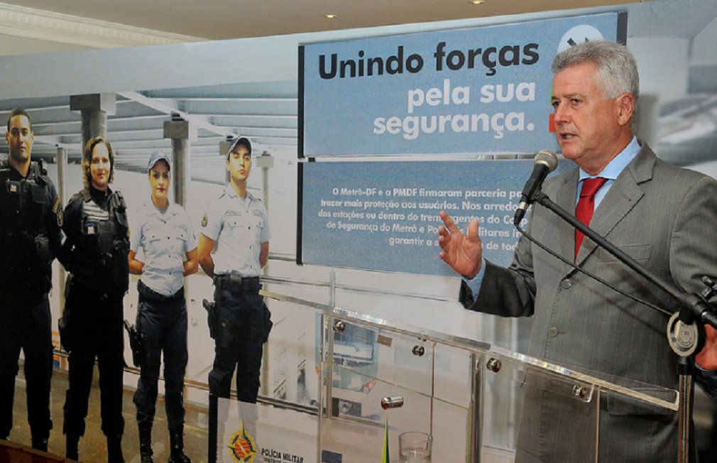 A segurança nas 24 estações do metrô terá reforço da Polícia Militar em aproximadamente 10 dias; os 150 agentes contratados pela Companhia do Metropolitano do DF (Metrô-DF) para fazer a patrulha contarão com os policiais militares para percorrer o interior das estações e dos trens e as áreas próximas; com isso, cerca de 200 mil pessoas que usam esse meio de transporte diariamente terão mais tranquilidade para circular (Foto: José Barbacena) A segurança nas 24 estações do metrô terá reforço da Polícia Militar em aproximadamente 10 dias; os 150 agentes contratados pela Companhia do Metropolitano do DF (Metrô-DF) para fazer a patrulha contarão com os policiais militares para percorrer o interior das estações e dos trens e as áreas próximas; com isso, cerca de 200 mil pessoas que usam esse meio de transporte diariamente terão mais tranquilidade para circular