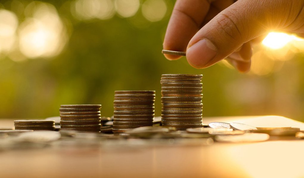 Venda de títulos públicos a pessoas físicas somou R$ 1,715 bilhão em dezembro, segundo o Tesouro Nacional; valor vendido por meio do programa Tesouro Direto é recorde para meses de dezembro e o quarto melhor resultado de 2016; nos últimos 12 meses, o total de investidores ativos (que efetivamente possuem aplicações) subiu 71,8% (Foto: Paulo Emílio) Venda de títulos públicos a pessoas físicas somou R$ 1,715 bilhão em dezembro, segundo o Tesouro Nacional; valor vendido por meio do programa Tesouro Direto é recorde para meses de dezembro e o quarto melhor resultado de 2016; nos últimos 12 meses, o total de investidores ativos (que efetivamente possuem aplicações) subiu 71,8%